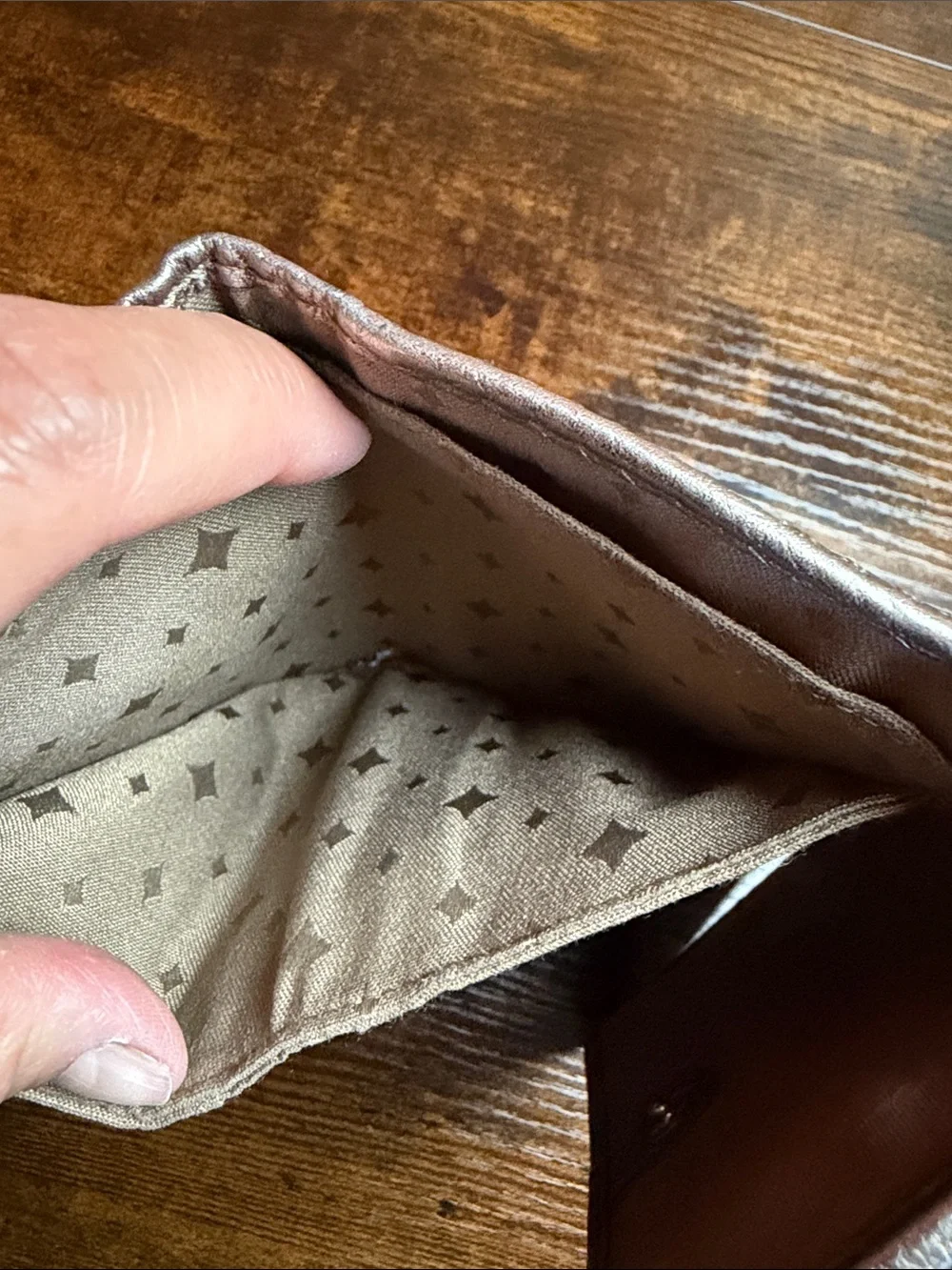 Fossil Maddox trifold wallet made of metallic leather